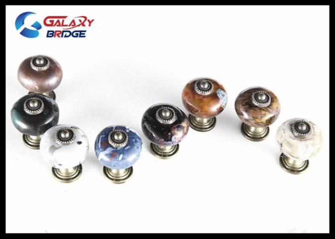 Küchenschrank-Holz-Griffe und antike Messingaufbereiter-Griffe der